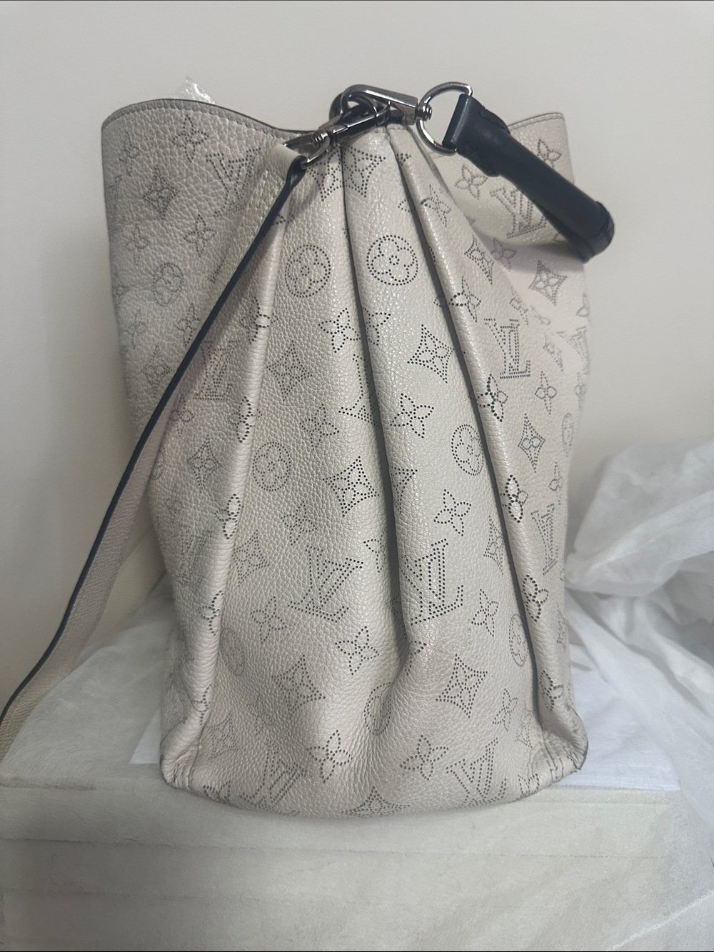 💯% Louis Vuitton Mahina Babylone PM Hobo Galet Taupe (2015) LV Lock w/purchase - Picture 4 of 16